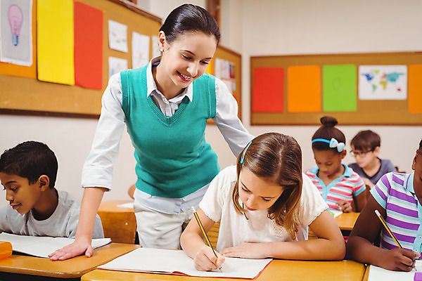 포토 JPG 해외이미지 백인 학생 여자 교육 남자 행복 어린이 의자 교실 학교 청소년 수업 실내 초등학교 앉기 소년 여러명 학습 교사 공책 도움 가르침 책상 신학기 해외202004 해외포토 서양인 직업 감정 가구 다수 컨셉 모션 문구용품 사람 내부 파일형식