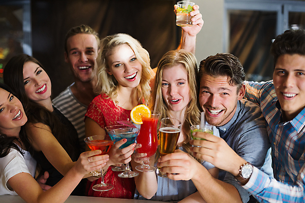 포토 JPG 해외이미지 백인 라이프스타일 응시 드레스 여자 남자 행복 함께함 실내 사람 여러명 20대 성인 파티 우정 칵테일 바 유혹 축배 성인만 정확 해외202004 해외포토 서양인 시선 옷 감정 다수 컨셉 주류 이벤트 청년 내부 생활 친구 파일형식