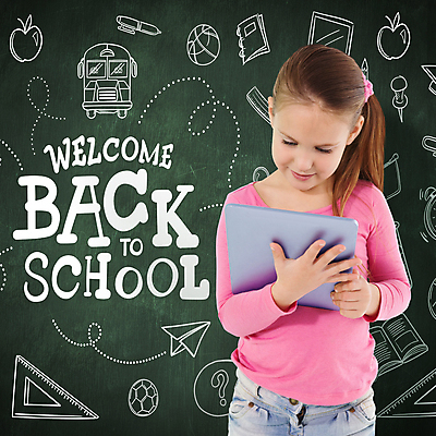 포토 JPG 해외이미지 백인 학생 여자 교육 행복 어린이 텍스트 학교 초등학교 한명 초록색 학습 태블릿 칠판 메시지 신학기 해외202004 해외포토 서양인 1 감정 컬러 사람 전자제품 스마트기기 파일형식