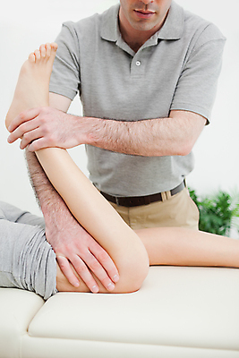 포토 JPG 해외이미지 백인 남자 손가락 의학 맨발 실내 건강 한명 성인 치료 30대 스트레칭 환자 의사 잡기 지압 발목 물리치료 물리치료사 양발 치료사 의료성형뷰티 해외202004 해외포토 서양인 직업 1 손 모션 발 사람 내부 장년 운동 의료진 마사지 파일형식