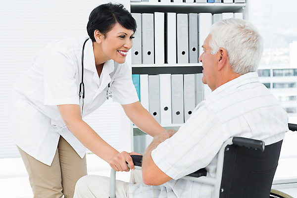 포토 JPG 해외이미지 백인 응시 여자 노년 남자 행복 40대 중년 실내 건강 병원 대화 설명 서기 앉기 성인 두명 환자 의사 검은머리 60대 장애인 휠체어 돌봄 의료성형뷰티 해외202004 해외포토 서양인 헤어스타일 시선 감정 의학 모션 말하기 사람 내부 의료진 장애 파일형식