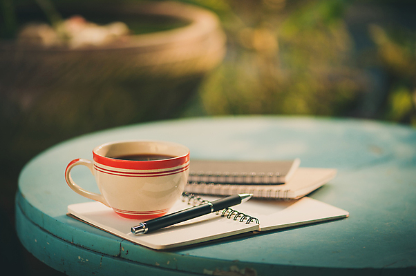 포토 JPG 해외이미지 무료이미지 라이프스타일 종이 커피 탁자 휴식 사람없음 야외 아웃포커스 펜 스프링수첩 해외202004 해외포토 음료 가구 컨셉 촬영기법 생활 필기구 다이어리 파일형식 무료콘텐츠