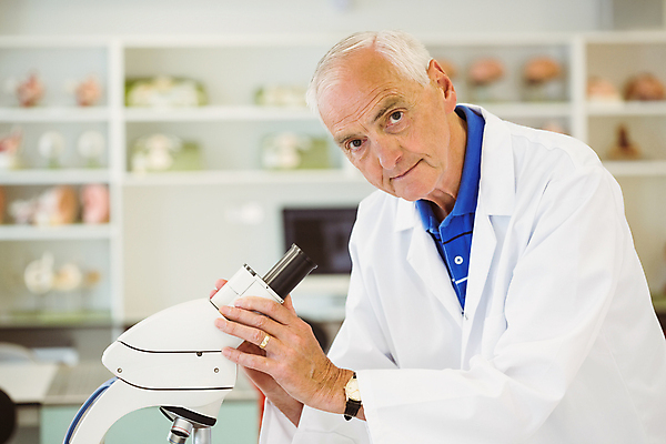 포토 JPG 해외이미지 백인 직업 응시 남자 과학 실내 현미경 실험 한명 약 장비 실험복 작업 기술자 실험실 생명공학 연구원 집중 과학자 분석 생물학 70대 점검 심각 화학자 의료성형뷰티 해외202004 해외포토 서양인 1 시선 교육 노년 컨셉 의학 실험기구 사람 내부 가운 학자 파일형식