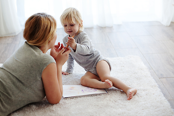 포토 JPG 해외이미지 백인 라이프스타일 행복 유럽 어린이 장난 가족 맨발 놀이 엄마 휴식 함께함 실내 사람 두명 연필 육아 게임 아기 만들기 정물화 해외202004 집콕 싱글맘 한부모가족 해외포토 서양인 감정 나라 컨셉 관계 모션 발 학용품 내부 생활 필기구 그림 신조어 파일형식 앳홈라이프