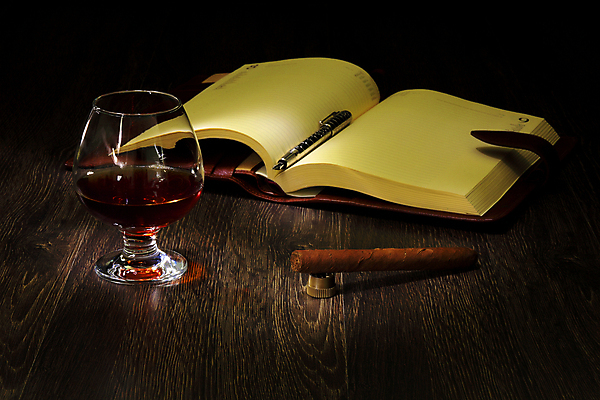 포토 JPG 해외이미지 무료이미지 담배 사람없음 펜 다이어리 어둠 골동품 양주 양주잔 코냑 나무배경 해외202004 해외포토 백그라운드 술잔 주류 필기구 와인 사무용품 파일형식 무료콘텐츠