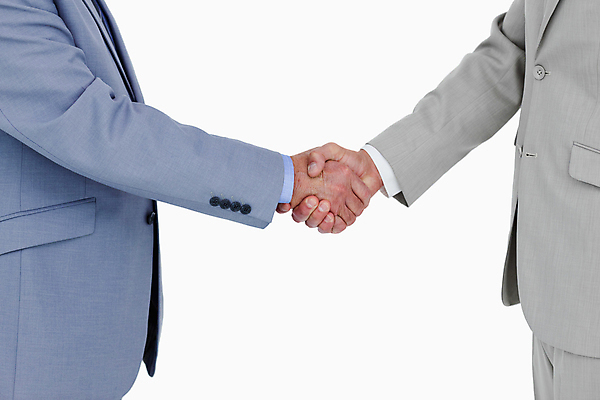 포토 JPG 해외이미지 백인 손 백그라운드 비즈니스 사업가 협력 노동자 악수 손짓 성인 두명 30대 거래 흰색 축하 인사 비즈니스맨 자신감 60대 계약 컨설턴트 경영자 긍정 환영 판매원 경영 고립 정중 해외202004 우호적 해외포토 서양인 직업 노년 남자 감정 컬러 컨셉 모션 사람 신체부위 장년 예절 직장인 전문직 상담 리더 파일형식