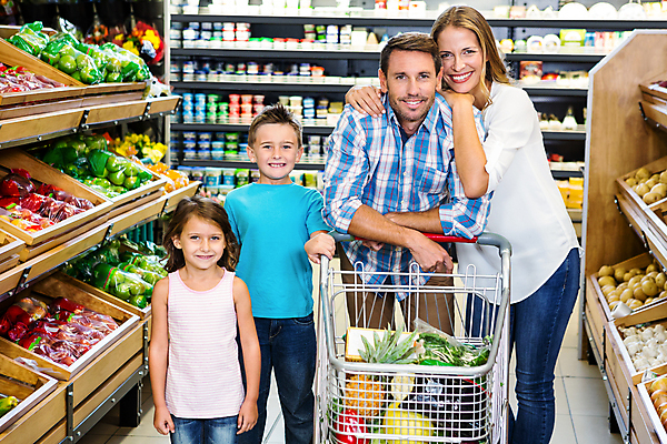 포토 JPG 해외이미지 백인 라이프스타일 여자 남자 딸 행복 아들 어린이 과일 가족 포옹 엄마 선반 실내 서기 사람 소년 여러명 상반신 20대 성인 30대 쇼핑 상자 부모 카트 잡기 시장 아빠 상품 가득함 고객 슈퍼마켓 식료품점 해외202004 해외포토 서양인 감정 가구 다수 관계 안기 모션 청년 내부 생활 장년 상점 파일형식