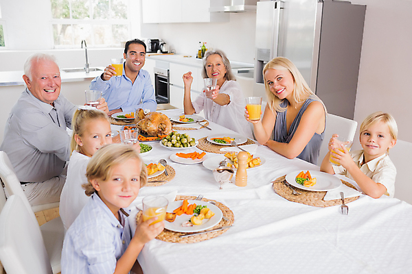 포토 JPG 해외이미지 백인 응시 여자 할아버지 남자 딸 행복 아들 할머니 어린이 중년 가정 가족 탁자 엄마 손자 손녀 아파트 함께함 실내 소년 여러명 20대 성인 30대 와인 축하 아빠 오렌지주스 70대 추수감사절 칠면조 축배 80대 조부모 해외202004 해외포토 서양인 시선 노년 감정 기독교 가구 다수 컨셉 관계 조류 주택 주류 사람 청년 내부 장년 과일주스 손주 파일형식