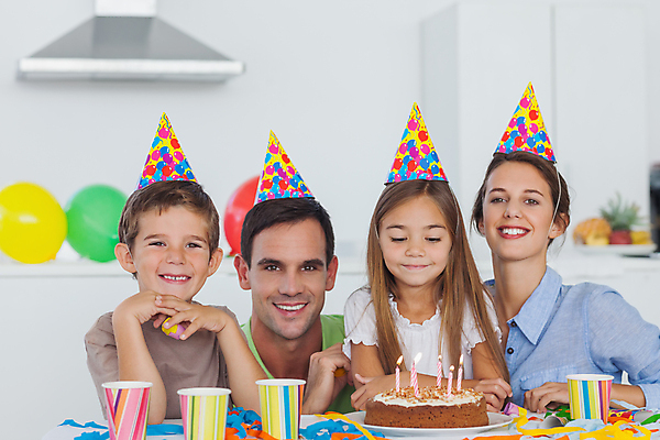 포토 JPG 해외이미지 백인 라이프스타일 응시 여자 남자 딸 행복 아들 어린이 가정 가족 탁자 엄마 아파트 함께함 실내 소년 여러명 20대 컵 부모 파티 주방 축하 생일 아빠 풍선 해외202004 해외포토 서양인 식기 시선 기념일 감정 가구 다수 컨셉 관계 주택 사람 이벤트 청년 내부 생활 파일형식