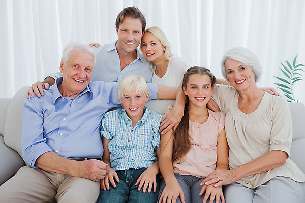 포토 JPG 해외이미지 백인 긴머리 응시 여자 할아버지 남자 딸 행복 아들 할머니 어린이 40대 중년 가정 가족 포옹 엄마 손자 손녀 짧은머리 함께함 실내 사랑 서기 앉기 소년 여러명 성인 30대 부모 금발 아빠 70대 해외202004 해외포토 서양인 헤어스타일 시선 노년 감정 다수 컨셉 관계 안기 모션 사람 내부 장년 손주 파일형식