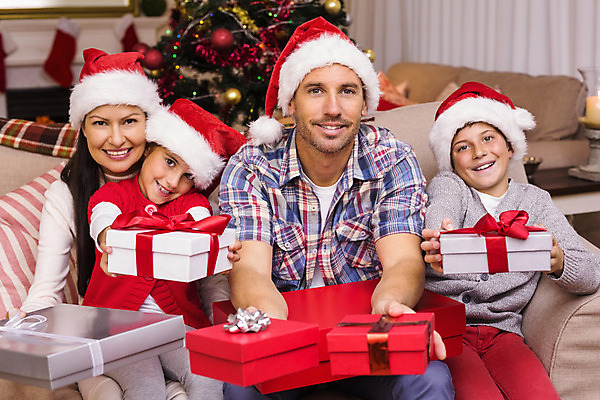 포토 JPG 해외이미지 백인 라이프스타일 여자 남자 딸 행복 아들 어린이 크리스마스 거실 산타모자 가정 가족 엄마 함께함 실내 따뜻함 선물 사랑 소년 여러명 성인 30대 소파 평화 축제 축하 아빠 보여주기 해외202004 해외포토 서양인 모자_잡화 기념일 감정 다수 컨셉 의자 관계 모션 사람 내부 생활 장년 파일형식