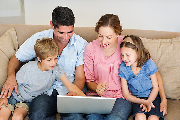 포토 JPG 해외이미지 백인 라이프스타일 응시 여자 남자 딸 행복 아들 어린이 40대 중년 거실 가족 엄마 함께함 실내 사랑 앉기 소년 여러명 성인 30대 노트북 부모 소파 아빠 언니 나란히 남동생 해외202004 해외포토 서양인 시선 감정 다수 컨셉 의자 관계 모션 사람 내부 생활 장년 전자제품 자매 동생 파일형식