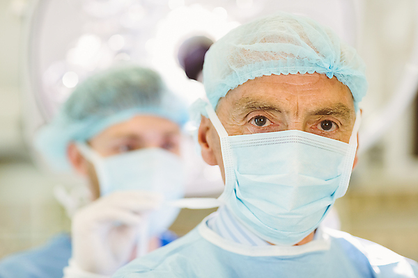 포토 JPG 해외이미지 백인 학생 교육 남자 실내 병원 실험 20대 두명 학습 의사 수술 대학교 70대 외과 인턴 의료성형뷰티 성인만 해외202004 해외포토 서양인 노년 비즈니스 의학 학교 사람 청년 내부 치료 의료진 파일형식