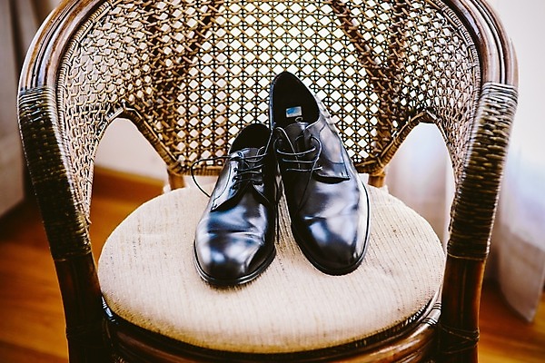 포토 JPG 해외이미지 무료이미지 컨셉 의자 실내 사람없음 남성화 정장구두 해외202004 해외포토 구두 가구 신발 내부 파일형식 무료콘텐츠