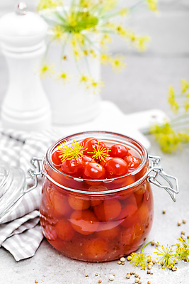포토 JPG 해외이미지 무료이미지 꽃 화분 토마토 식탁 탁자 유리병 요리 사람없음 후추통 절임 해외202004 해외포토 식물 음식 가구 채소 병_용기 양념통 파일형식 무료콘텐츠