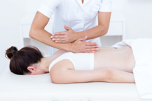 포토 JPG 해외이미지 백인 여자 의학 실내 건강 병원 성인 두명 치료 30대 환자 잡기 마사지 마사지사 척추 물리치료 물리치료사 진료실 의료성형뷰티 해외202004 해외포토 서양인 직업 모션 뼈 사람 내부 장년 진료 치료사 파일형식