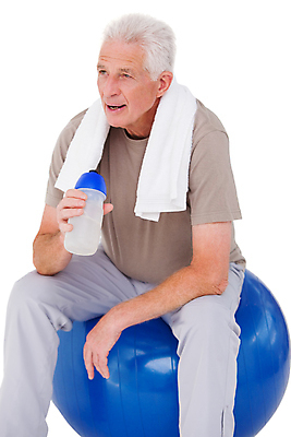 포토 JPG 해외이미지 백인 노년 남자 행복 건강 한명 앉기 물 운동복 수건 운동 60대 흰배경 근육질 바디케어 해외202004 해외포토 자연요소 서양인 1 옷 감정 백그라운드 모션 근육 사람 성인 위생용품 흰색 몸매 파일형식