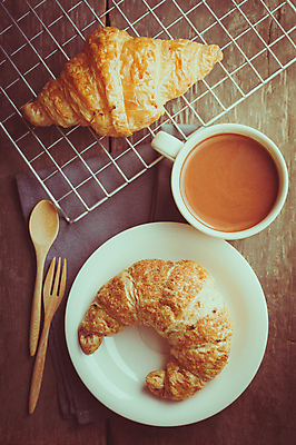 포토 JPG 해외이미지 무료이미지 빵 탁자 아침 디저트 사람없음 목재 컵 식사 카페 빵집 맛 아침식사 코코아 해외202004 해외포토 주간 나무 식기 음료 음식 가구 컨셉 재료 상점 파일형식 무료콘텐츠