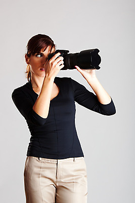 포토 JPG 해외이미지 백인 여자 회색배경 한명 들기 사람 상반신 20대 성인 취미 앞모습 카메라 사진촬영 잡기 사진사 성인여자한명만 해외202004 해외포토 서양인 1 뷰포인트 백그라운드 모션 청년 전자제품 촬영 회색 작가 여자한명만 성인여자만 파일형식