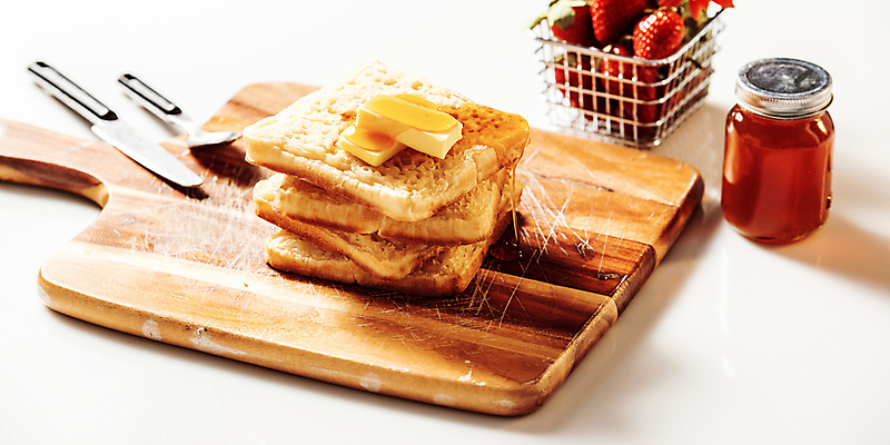 포토 JPG 해외이미지 무료이미지 식기 딸기 쌓기 흰배경 토스트 시럽 버터 나무도마 해외202004 해외포토 빵 백그라운드 과일 모션 도마 목재 흰색 파일형식 무료콘텐츠