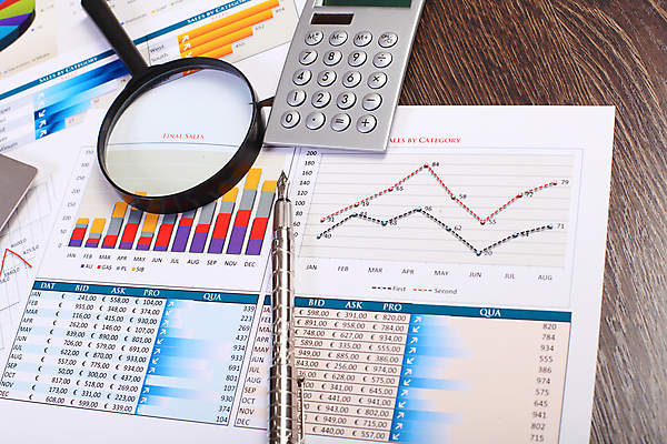 포토 JPG 해외이미지 종이 컨셉 회사 비즈니스 통계 탁자 그래프 직장 사람없음 사무실 펜 볼펜 자료 계산기 정보 키보드 업무 계획 오브젝트 보고서 문서 해외202004 해외포토 가구 문구용품 필기구 장비 작업 파일형식