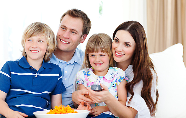 포토 JPG 해외이미지 여자 남자 딸 행복 어린이 음식 가족 놀이 엄마 함께함 실내 사랑 사람 앉기 소년 여러명 소파 텔레비전 기쁨 아빠 영화 안락 해외202004 집콕 홈시네마 해외포토 감정 다수 컨셉 의자 관계 모션 문화예술 내부 전자제품 신조어 파일형식 앳홈라이프