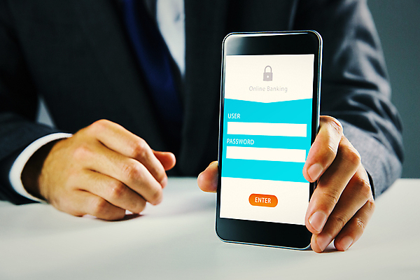 포토 JPG 해외이미지 백인 남자 인터넷 비즈니스 한명 안전 20대 스마트폰 스크린 잡기 비즈니스맨 암호 인터페이스 해외202004 해외포토 서양인 1 모션 사람 청년 핸드폰 스마트기기 직장인 파일형식