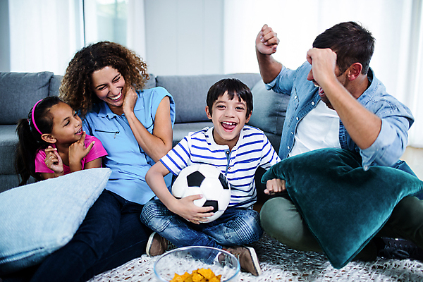 포토 JPG 해외이미지 백인 응시 여자 남자 딸 행복 아들 어린이 스포츠 거실 가정 가족 베개 응원 엄마 아파트 주택 실내 사람 앉기 동양인 소년 여러명 20대 성인 30대 부모 소파 기쁨 사발 아빠 흥분 해외202004 해외포토 서양인 시선 감정 다수 의자 관계 침구 모션 인종 청년 내부 건물 장년 사기그릇 파일형식