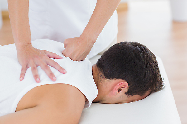 포토 JPG 해외이미지 백인 여자 남자 의학 건강 병원 20대 성인 두명 치료 30대 환자 잡기 마사지 마사지사 어깨 물리치료 물리치료사 진료실 의료성형뷰티 해외202004 해외포토 서양인 직업 모션 사람 청년 신체부위 장년 진료 치료사 파일형식