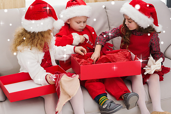 포토 JPG 해외이미지 백인 라이프스타일 여자 남자 행복 별 어린이 크리스마스 겨울 거실 산타모자 가정 가족 날씨 함께함 선물 소년 세명 소파 축제 펼침 추위 축하 눈송이 폭풍 남동생 눈내림 해외202004 해외포토 자연요소 서양인 모자_잡화 계절 기념일 감정 컨셉 의자 관계 모션 눈_날씨 사람 생활 동생 파일형식