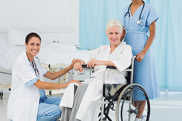 포토 JPG 해외이미지 백인 여자 40대 중년 청진기 실내 병원 앉기 20대 치료 세명 환자 간호사 의사 실험복 질병 장애인 휠체어 장애 지원 의료성형뷰티 성인만 접근 해외202004 해외포토 서양인 의학 의료기기 모션 사람 청년 성인 내부 의료진 가운 파일형식