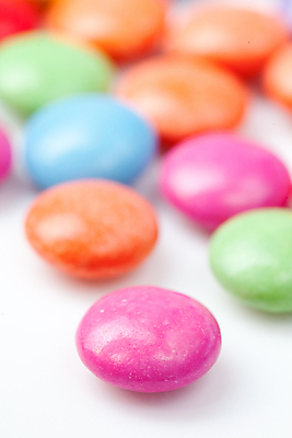 포토 JPG 해외이미지 무료이미지 사람없음 아웃포커스 컬러풀 과자 초콜릿 원형 달콤 흰배경 해외202004 해외포토 도형 컬러 백그라운드 디저트 촬영기법 흰색 맛 파일형식