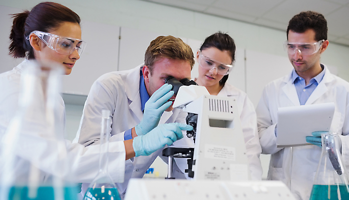 포토 JPG 해외이미지 백인 여자 남자 과학 탁자 실내 현미경 실험 서기 안전 여러명 20대 파란색 장비 시험 기록 잡기 실험복 작업 액체 기술자 실험실 보호 연구원 집중 과학자 플라스크 분석 화학물질 의료성형뷰티 해외202004 해외포토 서양인 직업 교육 컬러 가구 다수 컨셉 모션 실험기구 사람 청년 내부 가운 화학 학자 파일형식