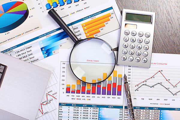 포토 JPG 해외이미지 무료이미지 컨셉 회사 비즈니스 탁자 돋보기 그래프 직장 사람없음 노트북 사무실 펜 자료 계산기 보고서 문서 해외202004 해외포토 가구 문구용품 전자제품 필기구 장비 파일형식