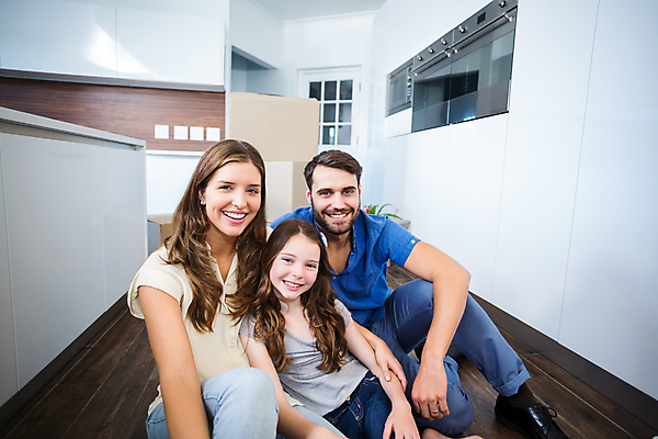 포토 JPG 해외이미지 백인 라이프스타일 커플 응시 여자 남자 딸 행복 어린이 가정 가족 엄마 휴식 바닥 아파트 함께함 실내 20대 세명 상자 부모 자신감 아빠 해외202004 해외포토 서양인 시선 감정 컨셉 관계 주택 사람 청년 내부 생활 파일형식