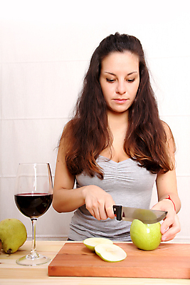 포토 JPG 해외이미지 백인 응시 여자 다이어트 과일 탁자 건강 한명 들기 사람 상반신 성인 앞모습 와인 사과 자르기 식칼 성인여자한명만 해외202004 해외포토 서양인 1 시선 뷰포인트 가구 모션 주방용품 주류 여자한명만 성인여자만 파일형식