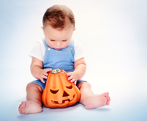 포토 JPG 해외이미지 백인 전통 남자 행복 어린이 채소 장난 놀이 호박 실내 한명 미소 사람 앉기 소년 장식 장난감 할로윈 가을 아기 만족 추수감사절 10월 해외202004 해외포토 서양인 1 계절 감정 기독교 모션 표정 내부 날짜 파일형식