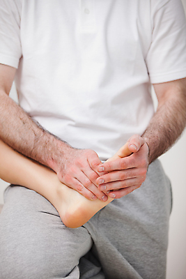 포토 JPG 해외이미지 백인 남자 의학 맨발 실내 건강 한명 성인 치료 30대 스트레칭 환자 의사 잡기 마사지 지압 발가락 물리치료 물리치료사 안마사 양발 의료성형뷰티 유일 해외202004 해외포토 서양인 1 모션 발 사람 내부 장년 운동 의료진 치료사 파일형식