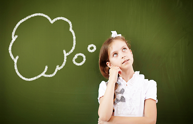 포토 JPG 해외이미지 백인 학생 여학생 여자 교육 어린이 교실 학교 수업 실내 한명 서기 미소 사람 책 초록색 칠판 수학 분필 소녀한명만 해외202004 해외포토 서양인 1 컬러 교과목 모션 표정 내부 초크 여자한명만 소녀만 파일형식