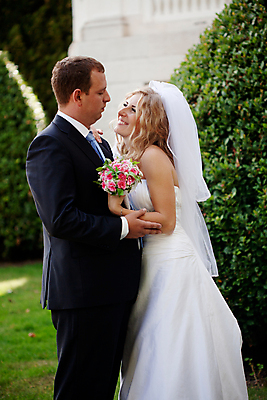 포토 JPG 해외이미지 주간 커플 공원 여자 남자 신부 결혼 결혼식 성인 야외 두명 옆모습 낭만 성인만 해외202004 해외포토 자연요소 공공시설 뷰포인트 컨셉 관계 사람 이벤트 파일형식