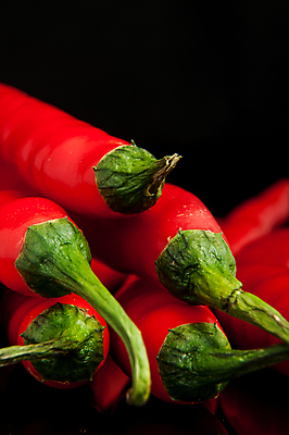 포토 JPG 해외이미지 무료이미지 식재료 검은배경 근접촬영 사람없음 매움 홍고추 해외202004 해외포토 뷰포인트 백그라운드 고추 검은색 맛 파일형식 무료콘텐츠