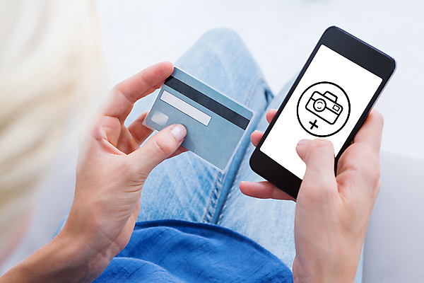 포토 JPG 해외이미지 무료이미지 손 여자 한명 들기 앉기 상반신 신체부위 스마트폰 쇼핑 잡기 신용카드 어플리케이션 온라인쇼핑 모바일쇼핑 성인여자한명만 해외202004 해외포토 1 모션 사람 금융 핸드폰 스마트기기 온라인 여자한명만 성인여자만 파일형식 무료콘텐츠