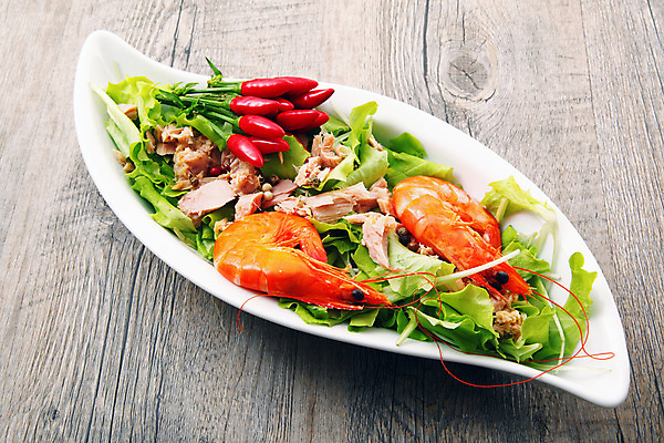 포토 JPG 해외이미지 무료이미지 접시 새우 사람없음 샐러드 나무탁자 나무배경 해외202004 해외포토 식기 음식 백그라운드 탁자 갑각류 파일형식 무료콘텐츠