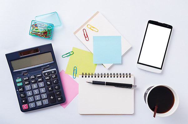 포토 JPG 해외이미지 무료이미지 라이프스타일 커피 백그라운드 사람없음 스마트폰 펜 다이어리 계산기 포스트잇 클립 스프링수첩 해외202004 해외포토 음료 문구용품 생활 핸드폰 스마트기기 필기구 사무용품 장비 메모지 파일형식 무료콘텐츠