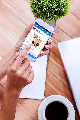 포토 JPG 해외이미지 백인 여자 남자 커피 탁자 관리 20대 두명 컵 노트북 스마트폰 펜 스크린 검은색 터치 머그컵 흰색 기록 잡기 에스프레소 소셜 해외202004 해외포토 서양인 식기 음료 컬러 가구 모션 사람 청년 전자제품 핸드폰 스마트기기 필기구 파일형식