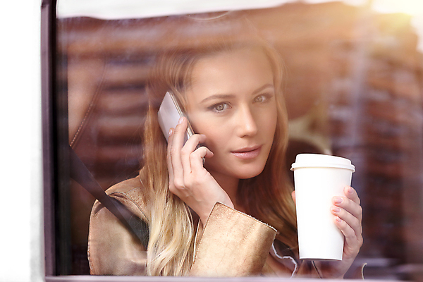 포토 JPG 해외이미지 직업 학생 라이프스타일 여자 커피 비즈니스 통신 창문 자동차 아침 모바일 노동자 세포 실내 대화 한명 사람 성인 스마트폰 핸드폰 사무실 듣기 업무 작업 비즈니스맨 비즈니스우먼 상담원 중개인 컨설턴트 전자 테이크아웃 조언 셀룰러 해외202004 해외포토 주간 1 남자 음료 육상교통 모션 말하기 내부 생활 전자제품 스마트기기 직장인 사무원 전문직 상담 파일형식