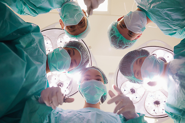 포토 JPG 해외이미지 백인 학생 여자 교육 남자 실내 병원 실험 여러명 20대 학습 의사 잡기 수술 대학교 70대 외과 인턴 의료성형뷰티 성인만 해외202004 해외포토 서양인 노년 다수 비즈니스 의학 학교 모션 사람 청년 내부 치료 의료진 파일형식