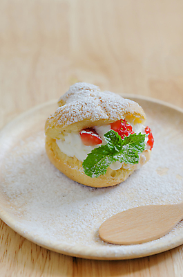 포토 JPG 해외이미지 무료이미지 접시 딸기 디저트 사람없음 한개 고명 달콤 민트 나무숟가락 나무탁자 슈가파우더 슈크림 해외202004 해외포토 1 식기 음식 과일 탁자 숟가락 맛 허브 크림 파일형식