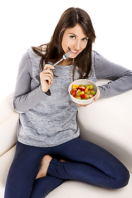 포토 JPG 해외이미지 전신 백인 라이프스타일 여자 다이어트 과일 딸기 포도 휴식 건강 한명 들기 앉기 성인 앞모습 소파 사발 먹기 성인여자한명만 해외202004 해외포토 서양인 1 뷰포인트 컨셉 의자 모션 사람 생활 사기그릇 여자한명만 성인여자만 파일형식