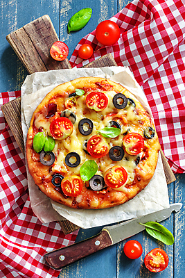 포토 JPG 해외이미지 무료이미지 접시 음식 백그라운드 잎 재료 탁자 치즈 피자 건강 요리 사람없음 목재 주방 식사 반죽 점심식사 페퍼로니 해외202004 해외포토 나무 식물 식기 가구 유제품 패스트푸드 서양음식 소시지 파일형식 무료콘텐츠